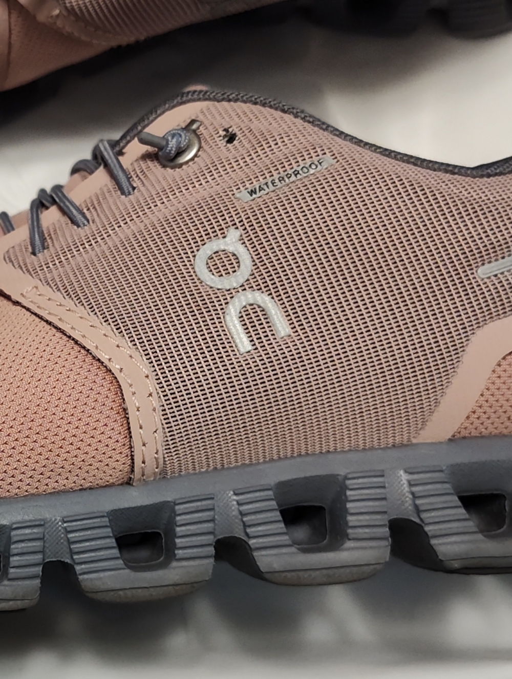 On Cloud 5's Womens Size 9. Waterproof Sneakers in Dusty Rose